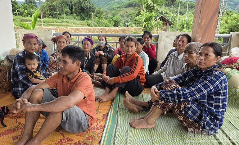 Người dân thôn Ba Lang, xã Ba Vinh sống trong khu vực có nguy cơ sạt lở núi được sơ tán đến nơi an toàn. ndo_br_z7143765708504-447aaa9e67f5ab04779df221a1941320.jpg