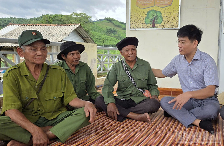 Phó Chủ tịch Ủy ban nhân dân tỉnh Quảng Ngãi Đỗ Tâm Hiển động viên người dân được chính quyền địa phương di dời đến tránh trú tại Nhà văn hoá thôn Ba Lang. ndo_br_z7143769014080-be113182266ca453e76144bc05095502.jpg