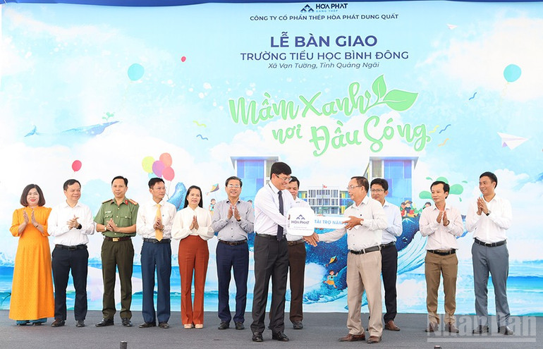 Nghi thức bàn giao Trường tiểu học Bình Đông giữa lãnh đạo Công ty cổ phần Thép Hòa Phát Dung Quất và xã Vạn Tường. ndo_br_img-1889.jpg