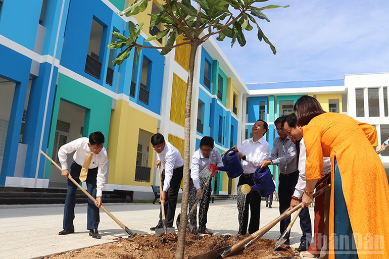 Các đại biểu trồng cây bàng vuông lưu niệm trước sân trường với mong muốn các em học sinh Trường tiểu học Bình Đông mạnh mẽ, đầy sức sống, luôn vững vàng như cây bàng vuông trước bão. ndo_br_img-1930.jpg