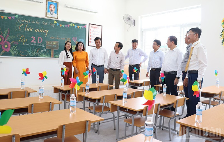 Phòng học thoáng đãng, đầy đủ tiện nghi giúp các em học sinh Trường tiểu học Bình Đông có môi trường học tập tốt nhất. ndo_br_img-1944.jpg