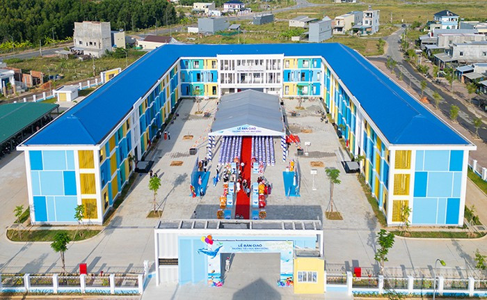 Trường tiểu học Bình Đông, món quà ươm mầm tri thức của Công ty cổ phần Thép Hòa Phát Dung Quất dành tặng cho thế hệ tương lai ở Dung Quất. ndo_br_dji-0038.jpg