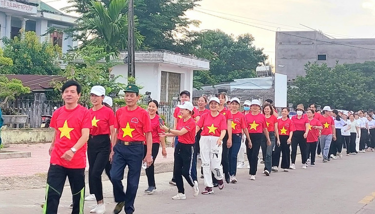 Người dân xã Long Phụng, tỉnh Quảng Ngãi tham gia đi bộ hưởng ứng sự kiện "Cùng Việt Nam tiến bước". z6912224075237-172d593fbf71a8d08c815b26a0c30005.jpg