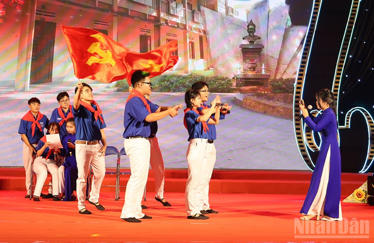 Học sinh Trường trung học phổ thông Trần Quốc Tuấn công diễn tác phẩm “Tuổi trẻ Quảng Ngãi tự hào, vững tin theo Đảng”. ndo_br_img-2708.jpg