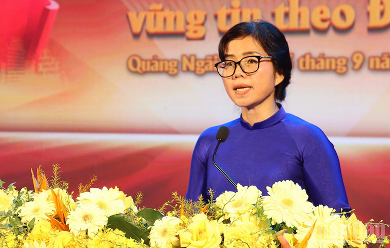 Giám đốc Sở Văn hóa, Thể thao và Du lịch tỉnh Quảng Ngãi Phạm Thị Trung phát biểu tại đêm công diễn và trao giải. ndo_br_img-2677.jpg