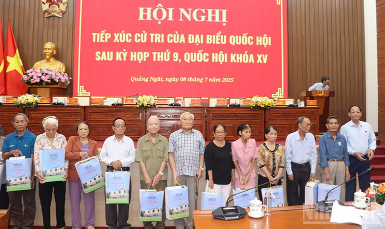 Phó Chủ tịch Quốc hội Trần Quang Phương tặng quà cho các gia đình chính sách ở tỉnh Quảng Ngãi. ndo_br_img-9823.jpg