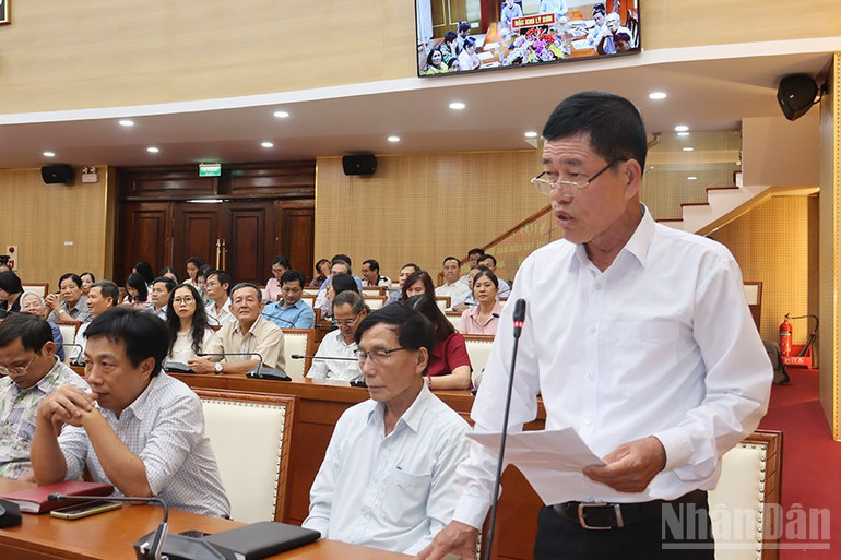 Cử tri phường Cẩm Thành nêu ý kiến tại Hội nghị tiếp xúc cử tri. ndo_br_img-9827.jpg