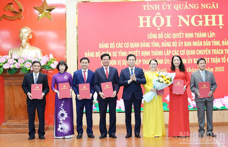 Chủ tịch Ủy ban nhân dân tỉnh Nguyễn Hoàng Giang trao Quyết định thành lập và tặng hoa chúc mừng lãnh đạo Ban Tuyên giáo và Dân vận Tỉnh ủy Quảng Ngãi. ndo_br_gen-h-3.jpg