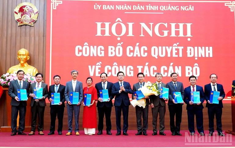Chủ tịch Ủy ban nhân dân tỉnh Quảng Ngãi Nguyễn Hoàng Giang trao các Quyết định bổ nhiệm lãnh đạo Sở Tài chính tỉnh Quảng Ngãi. ndo_br_gen-h-4.jpg