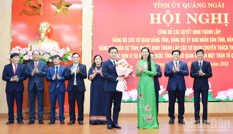 Đồng chí Nguyễn Hoàng Giang, Phó Bí thư Tỉnh ủy, Chủ tịch Ủy ban nhân dân tỉnh Quảng Ngãi, giữ chức Bí thư Đảng ủy Ủy ban nhân dân tỉnh Quảng Ngãi. ndo_br_gen-h-1.jpg