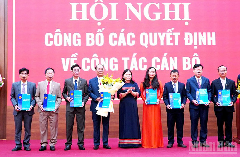 Phó Chủ tịch Ủy ban nhân dân tỉnh Quảng Ngãi Y Ngọc trao các Quyết định bổ nhiệm lãnh đạo Văn phòng Ủy ban nhân dân tỉnh Quảng Ngãi. ndo_br_gen-h-5.jpg