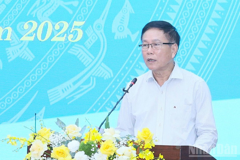 Giám đốc Sở Tài chính tỉnh Quảng Ngãi Phạm Xuân Duệ trình bày Tờ trình của Ủy ban nhân dân tỉnh đề nghị ban hành Nghị quyết điều chỉnh chỉ tiêu phát triển kinh tế-xã hội chủ yếu năm 2025. ndo_br_gen-h-z6932659933855-3c5047aa628a1df3b0863a93b12a2014.jpg