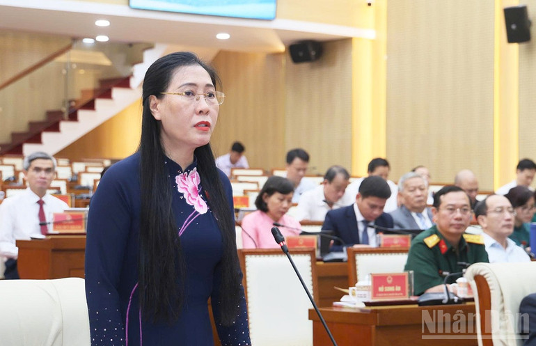Đồng chí Bùi Thị Quỳnh Vân, Ủy viên Trung ương Đảng, Bí thư Tỉnh ủy Quảng Ngãi phát biểu thảo luận tại kỳ họp. ndo_br_gen-h-z6932659764018-8db73e5d1a4521b686399eb9dff411e6.jpg