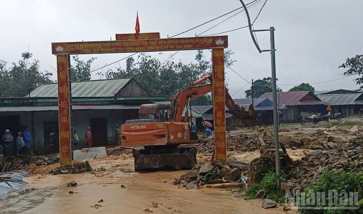 Khắc phục tình trạng sạt lở tại thôn Bung Tôn, xã Đăk Plô. ndo_br_z7157763924942-a6ffc3487b39f8880da6bfee26485dba.jpg