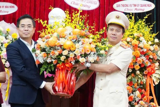 Chủ tịch Ủy ban nhân dân tỉnh Quảng Ngãi Nguyễn Hoàng Giang tặng hoa chúc mừng Đại tá Hoàng Anh Tuấn đến công tác và giữ chức vụ Phó Giám đốc Học viện Cảnh sát nhân dân. gen-h-z6703208665639-c441333cc168e2ea578fd1e0fc279d6a.jpg