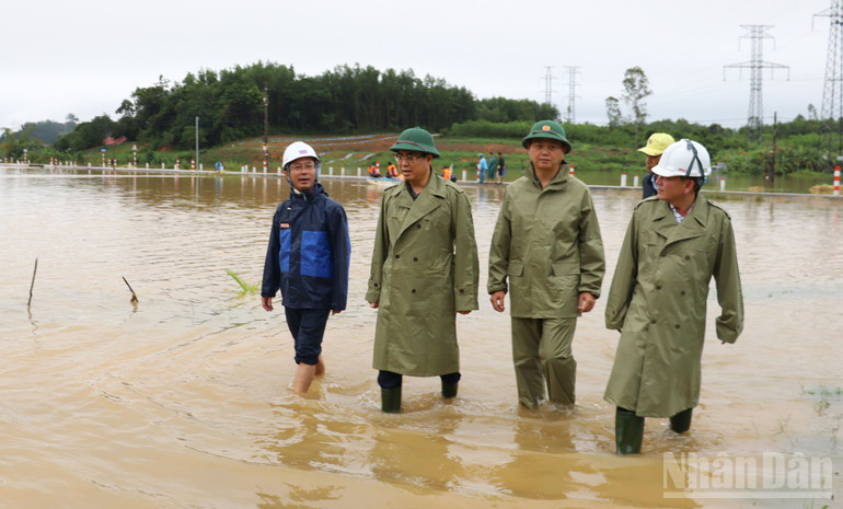 Chủ tịch Ủy ban nhân dân tỉnh Quảng Ngãi Nguyễn Hoàng Giang kiểm tra công tác ứng phó mưa lũ tại vùng lũ xã Bình Minh. ndo_br_img-3664.jpg