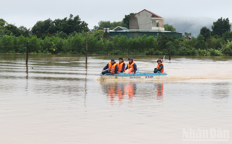 Lực lượng chức năng xã Bình Minh sẵn sàng phương tiện ứng cứu người dân vùng bị ngập sâu, cô lập. ndo_br_img-3607.jpg