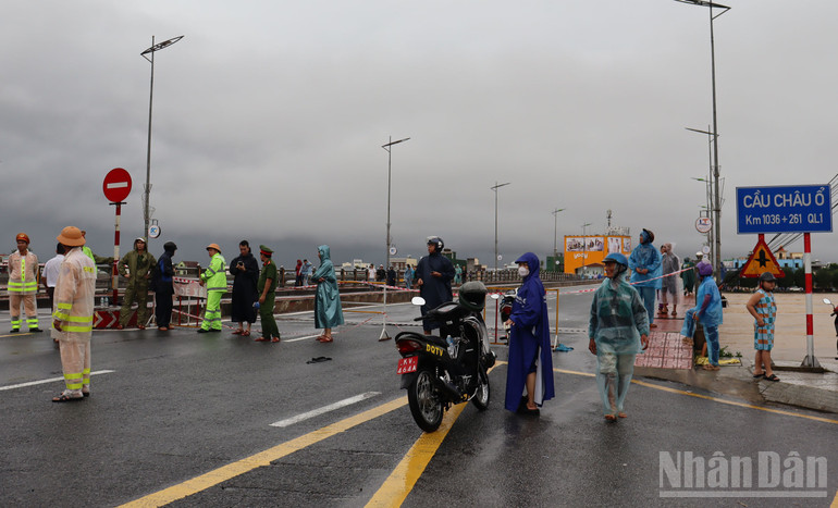 Để bảo đảm công trình trước lũ lớn, ngành chức năng rào chắn, cấm phương tiện và người lưu thông qua cầu Châu Ổ nằm trên tuyến Quốc lộ 1 chạy qua địa bàn xã Bình Sơn. ndo_br_img-3561.jpg