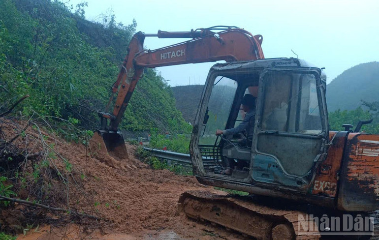 Nỗ lực khắc phục sạt lở trên tuyến ĐT.623 từ Sơn Hà đi Sơn Tây. ndo_br_z7167664820226-9c42fe507ff83632de3c21affc292737.jpg
