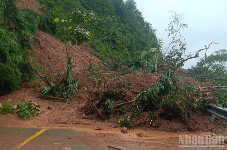 Hàng loạt tuyến đường bị sạt lở nghiêm trọng. ndo_br_z7167665158548-731a30458de054cd0296e42d0b154144.jpg