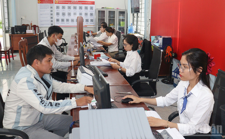 Masyarakat melaksanakan prosedur administratif di Pusat Layanan Administrasi Publik Komune Sa Thay. ndo_br_img-3364.jpg