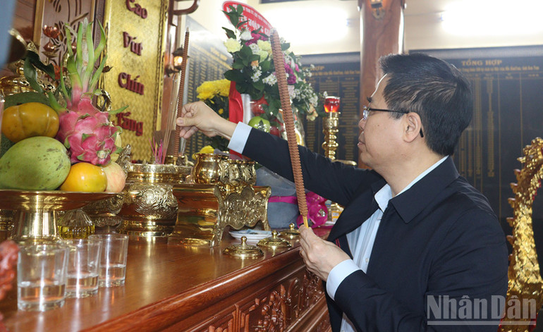 Ketua Komite Rakyat provinsi Quang Ngai Nguyen Hoang Giang mempersembahkan dupa untuk memberi penghormatan kepada para martir heroik di situs bersejarah Titik Tinggi 995-Chu Tan Kra, komune Ya Ly. ndo_br_img-3277.jpg