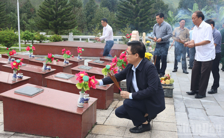 Ketua Komite Rakyat provinsi Quang Ngai Nguyen Hoang Giang dan para delegasi mempersembahkan dupa ke makam para martir heroik di situs bersejarah High Point 995-Chu Tan Kra, komune Ya Ly. ndo_br_img-3287.jpg