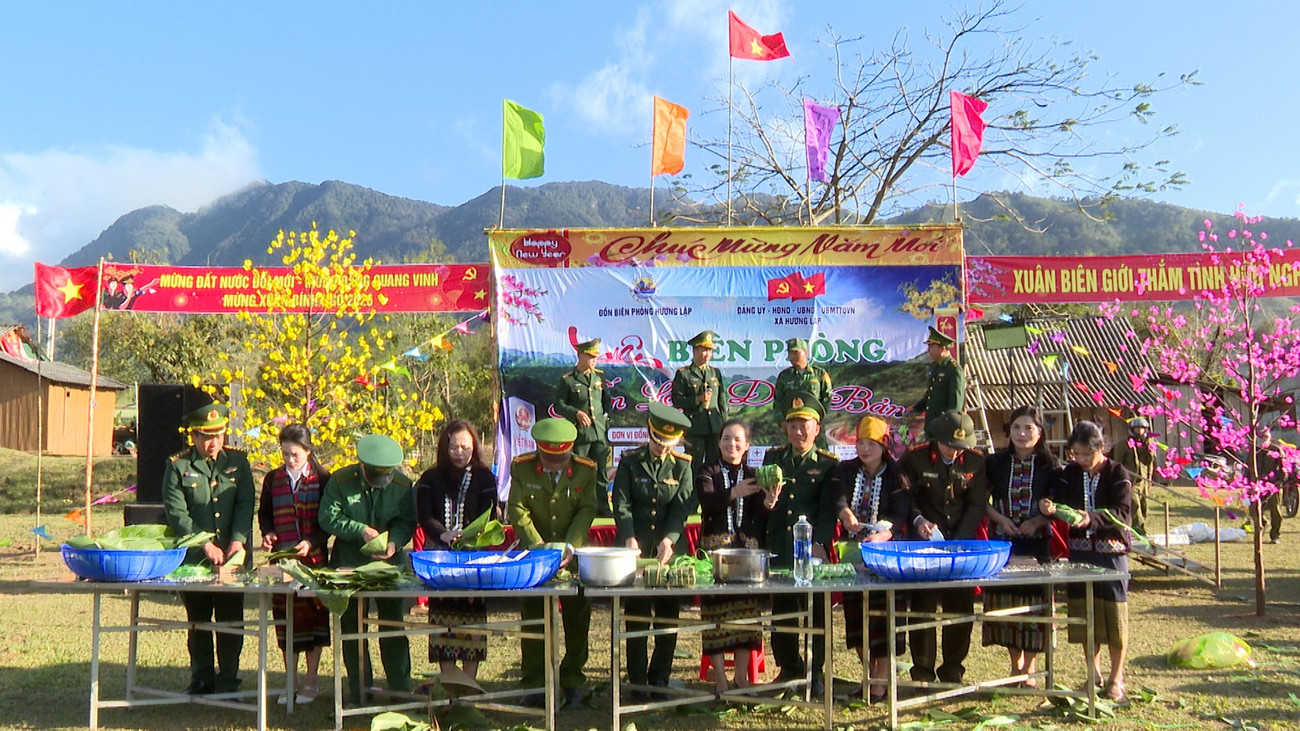 Gói và nấu bánh chưng tặng cho nhân dân trên địa bàn biên giới vui Xuân đón Tết.