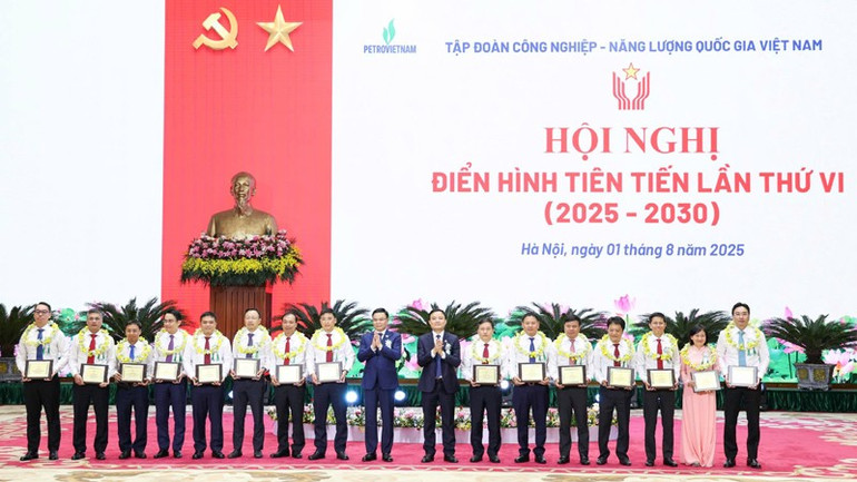 Lãnh đạo Petrovietnam vinh danh các tập thể, cá nhân điển hình tiên tiến tại hội nghị. 51.jpg