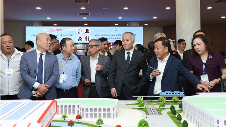 Các đại biểu nghe giới thiệu định hướng quy hoạch trung tâm nghiên cứu phát triển chuỗi cung ngành công nghiệp thời trang Việt Nam. 21.jpg