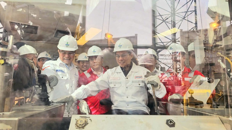 Phó Thủ tướng Chính phủ Bùi Thanh Sơn nghe Chủ tịch Hội đồng thành viên Petrovietnam Lê Mạnh Hùng giới thiệu về hoạt động của giàn khoan PV DRILLING VIII của Tổng Công ty cổ phần Khoan và Dịch vụ khoan dầu khí (PV Drilling). 31.jpg