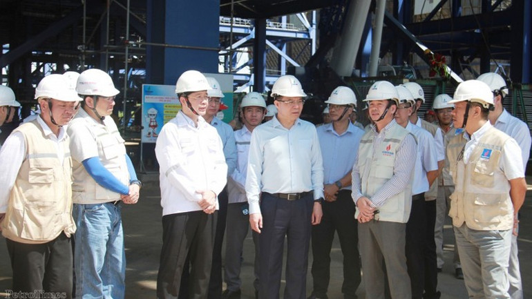Chủ tịch Hội đồng thành viên Petrovietnam Lê Mạnh Hùng kiểm tra tình hình thi công trên công trường, trực tiếp chỉ đạo tháo gỡ những khó khăn, vướng mắc của dự án nhiệt điện Long Phú 1. 21.jpg