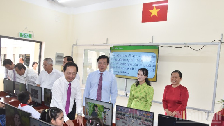 Tham quan Phòng thực hành tin học. ndo_br_dsc-0525-5929.jpg