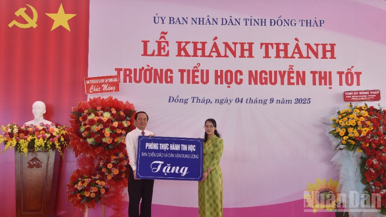 Ban Tuyên giáo và Dân vận Trung ương tặng Phòng thực hành tin học. ndo_br_dsc-0475-3664.jpg