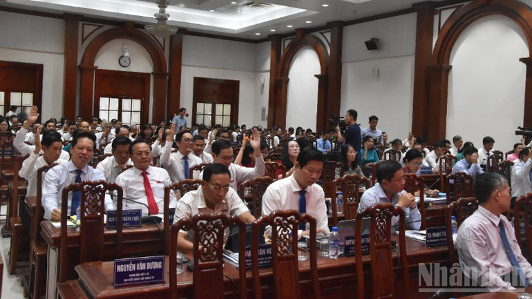 Đại biểu biểu quyết thông qua nghị quyết. ndo_br_dsc-0594-6094.jpg