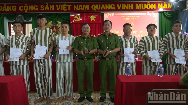 Đại diện Ban Giám đốc Công an tỉnh Đồng Tháp trao quyết định cho các phạm nhân được đặc xá tại Trại tạm giam số 2. ndo_br_5-le-cong-bo-quyet-dinh-dac-xa-cua-chu-tich-nuoc-tai-trai-tam-giam-so-2-cong-an-tinh-dong-thap-anh-duy-phuong-1-9702.png