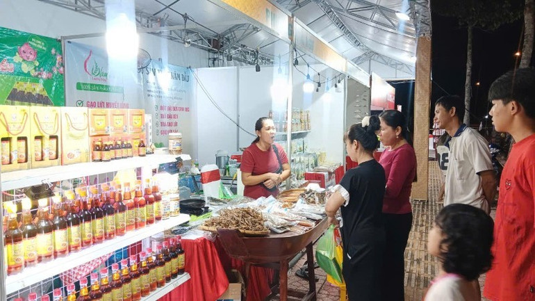 Một gian hàng chuyên bán hàng Việt và được người tiêu dùng lựa chọn. z7136252024270-e7dc3f6c1dd73474bc1e20f888f37095-6080-1111.jpg