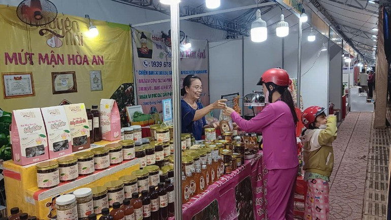 Người tiêu dùng ngày càng ưa chuộng các sản phẩm Việt. z7136251987437-bbe7f6dbaccb244bbdc7c1c763334106-3263-3030.jpg