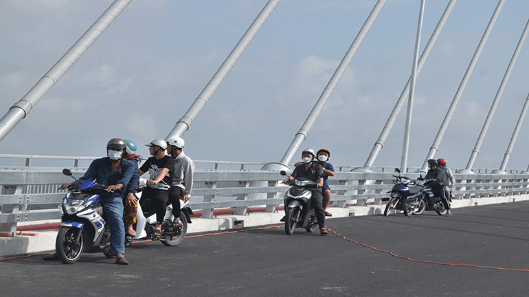 Rất nhiều người dân kéo nhau qua cầu Rạch Miễu 2, gây khó khăn cho quá trình thi công của dự án. dsc-0987.jpg