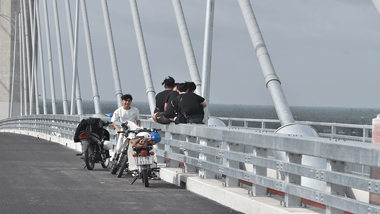 Một số bạn trẻ ngồi giữa cầu hóng mát. dsc-0902.jpg
