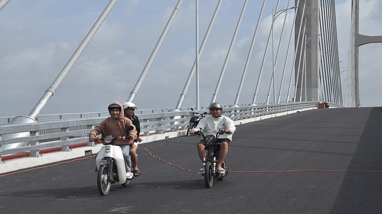 Người dân lưu thông qua cầu mặc dù có lệnh cấm. dsc-0915.jpg