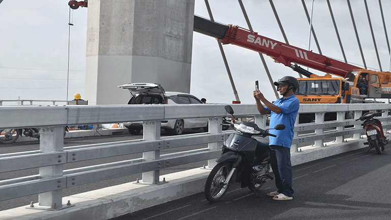 Một người dân dừng xe giữa cầu để chụp ảnh. dsc-0892.jpg