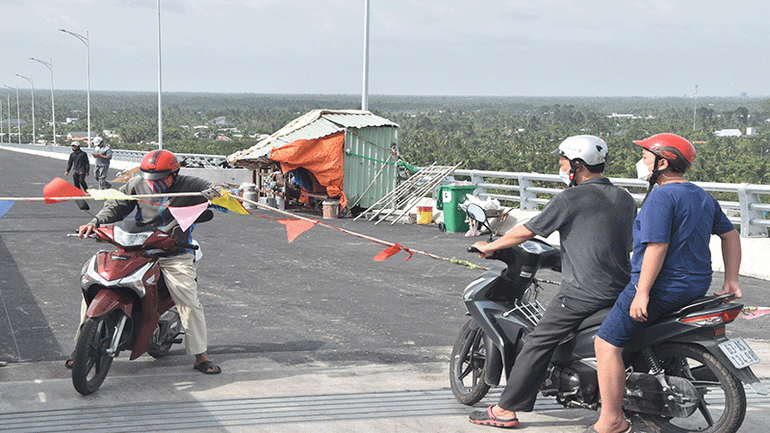 Người dân nâng dây để đi qua cầu. dsc-0965.jpg