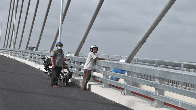 Người dân dừng xe giữa cầu để ngắm cảnh. dsc-0896.jpg