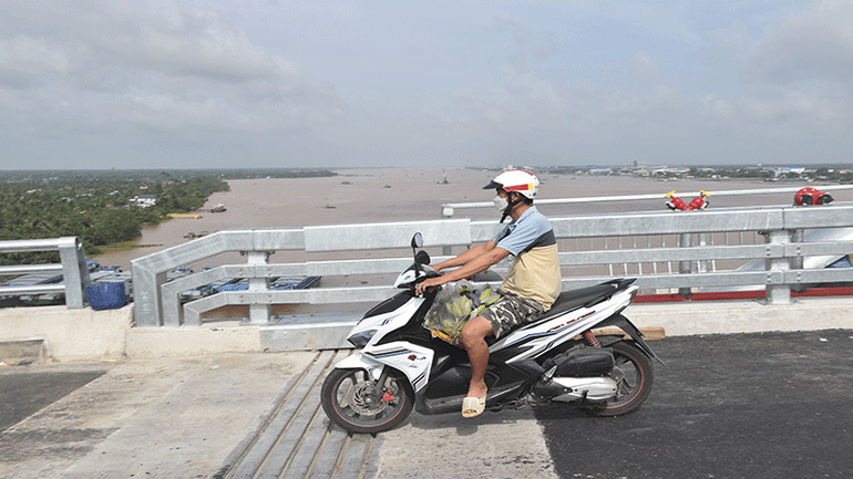 Người dân chở trái cây lưu thông qua cầu. dsc-0916.jpg