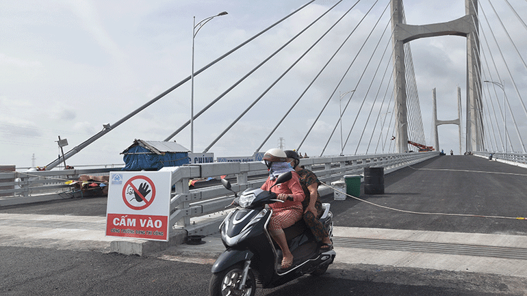 Cầu có bảng cấm nhưng người dân vẫn lưu thông qua lại. dsc-0886.jpg