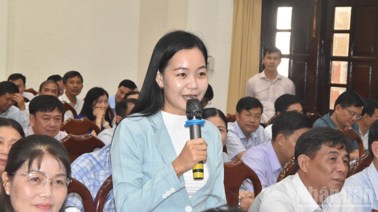 Cán bộ địa phương chia sẻ những thuận lợi và khó khăn khi vận hành chính quyền mới. ndo_br_dsc-0701-255.jpg