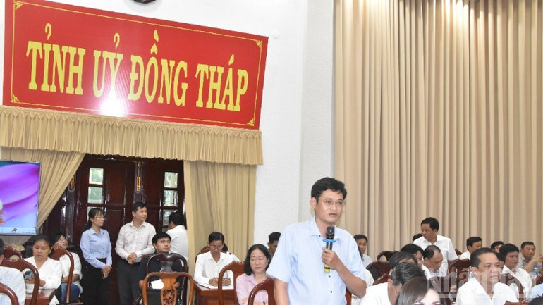 Bí thư xã Gia Thuận, tỉnh Đồng Tháp trao đổi ý kiến. ndo_br_dsc-0703-9590-8659.jpg