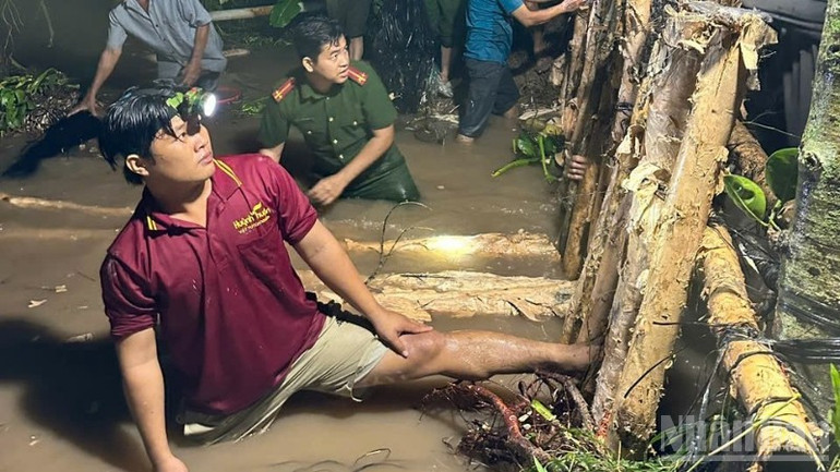 Công an và nhân dân khắc phục sự cố vỡ đê tràn vào vườn cây ăn trái đặc sản ở xã Hiệp Đức, tỉnh Đồng Tháp. ndo_br_z7107204552831-9d5ebb208bcdf28b34d5d071aff00e9a-7733.jpg
