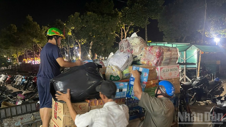 Người dân mang nhu yếu phẩm đến điểm tập kết tại Câu lạc bộ thiện nguyện Từ Ái, phường Trung An, tỉnh Đồng Tháp để hỗ trợ cho nhân dân vùng lũ miền Bắc và miền Trung. ndo_br_nguoi-dan-mang-nhu-yeu-pham-den-diem-tap-ket-tai-clb-tu-ai-phuong-trung-an-9689.jpg
